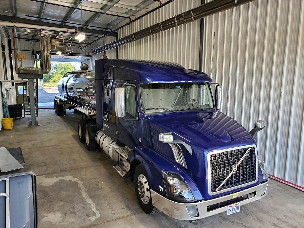 Bulk liquid tanker truck